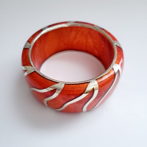 Vintage Lucite Plastic Wide Bangle Bracelet Faux Silver Overlay Chunky Bangle 8" - Picture 3 of 5